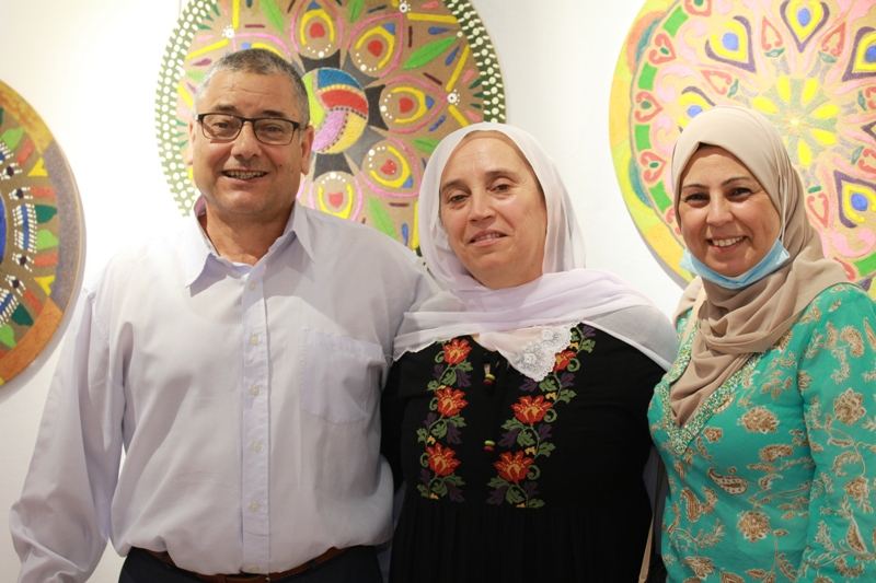 الفنان نايف شحادة يبهر الجمهور في معرضه الأول فنون الرمل بجاليري زركشي سخنين